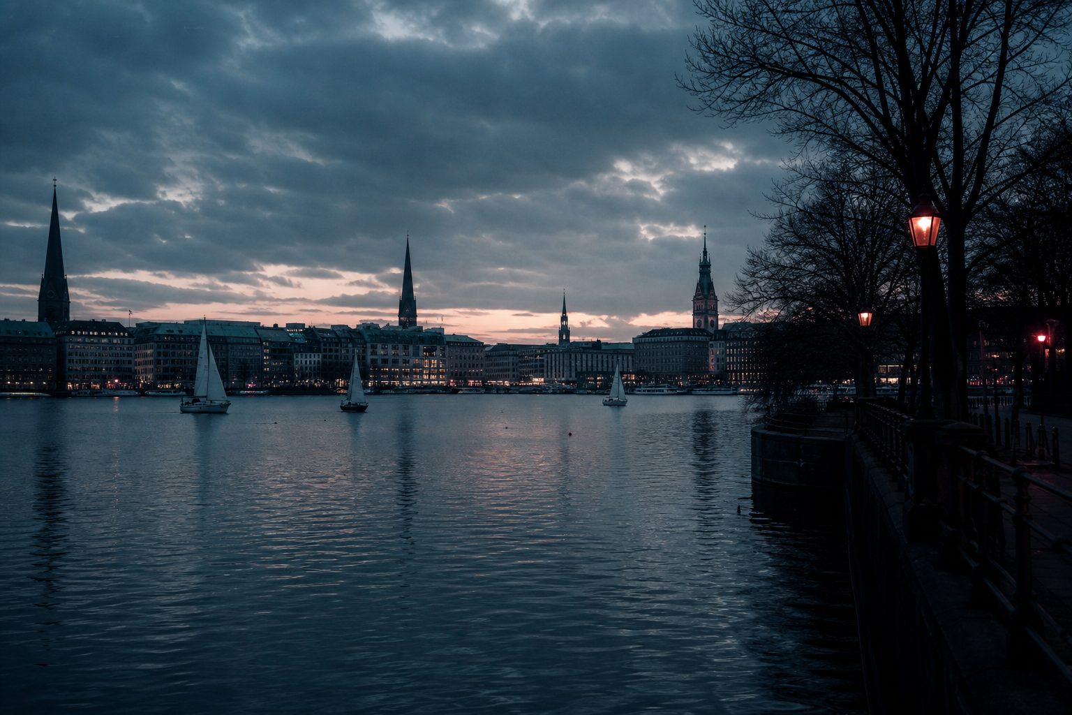 Segelboote auf der Außenalster vor der Stadtsilhouette