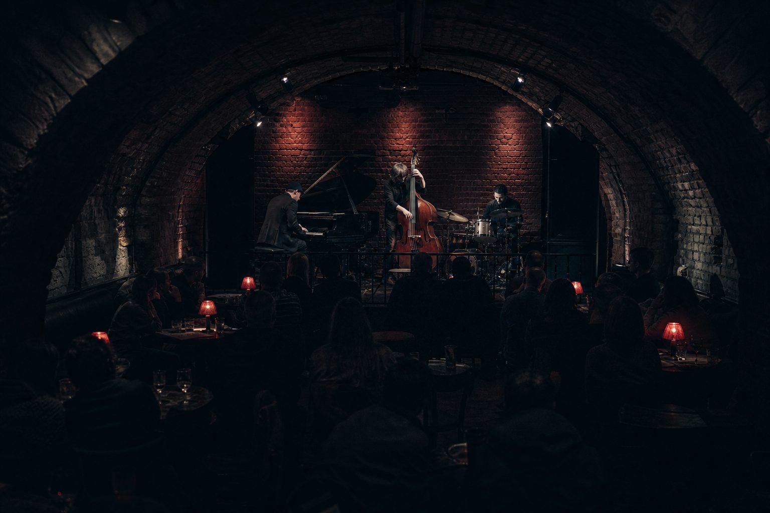 Ein Trio auf einer kleinen Bühne in einem Hamburger Jazzkeller