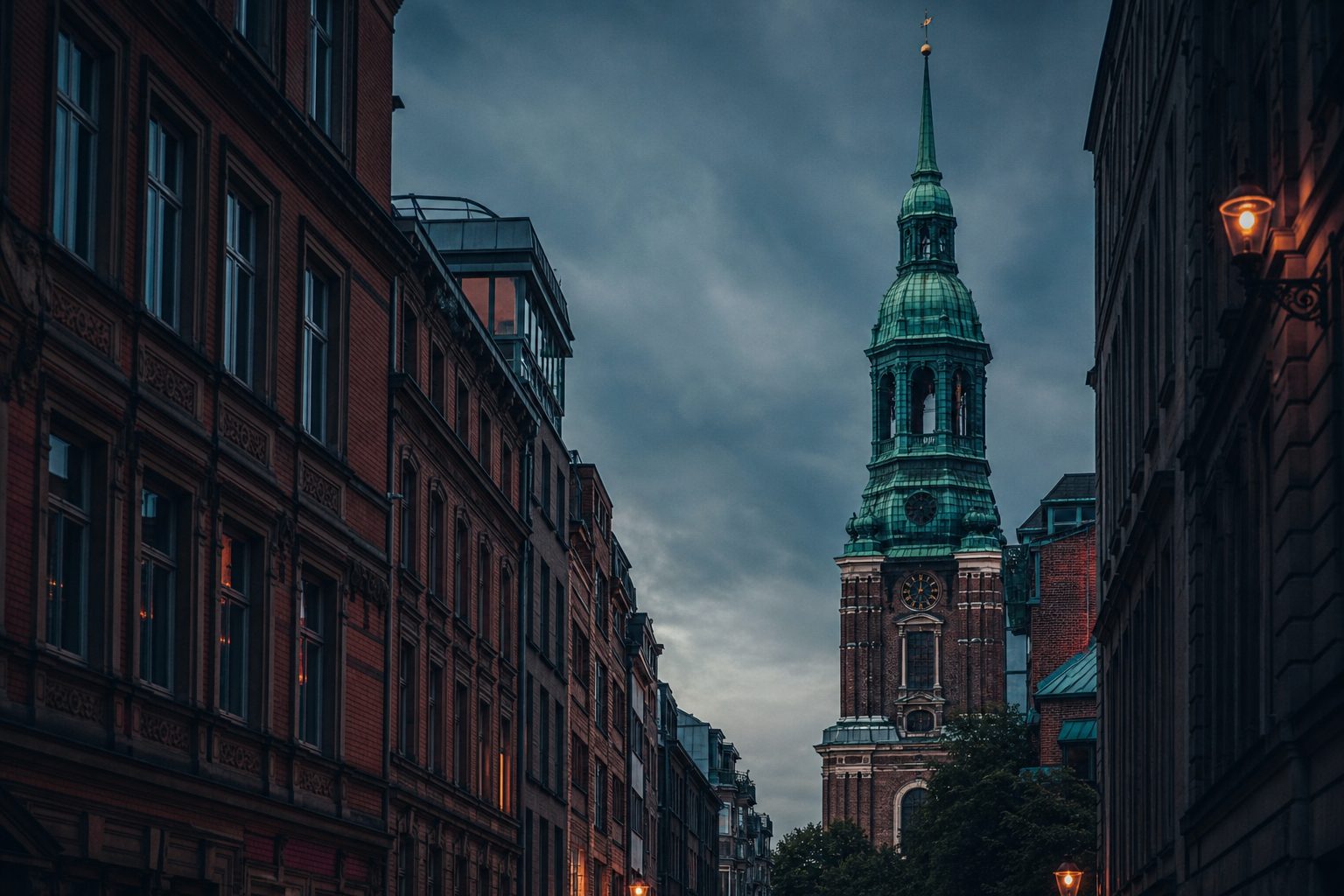 Der grüne Kupferturm der Hauptkirche St. Michaelis