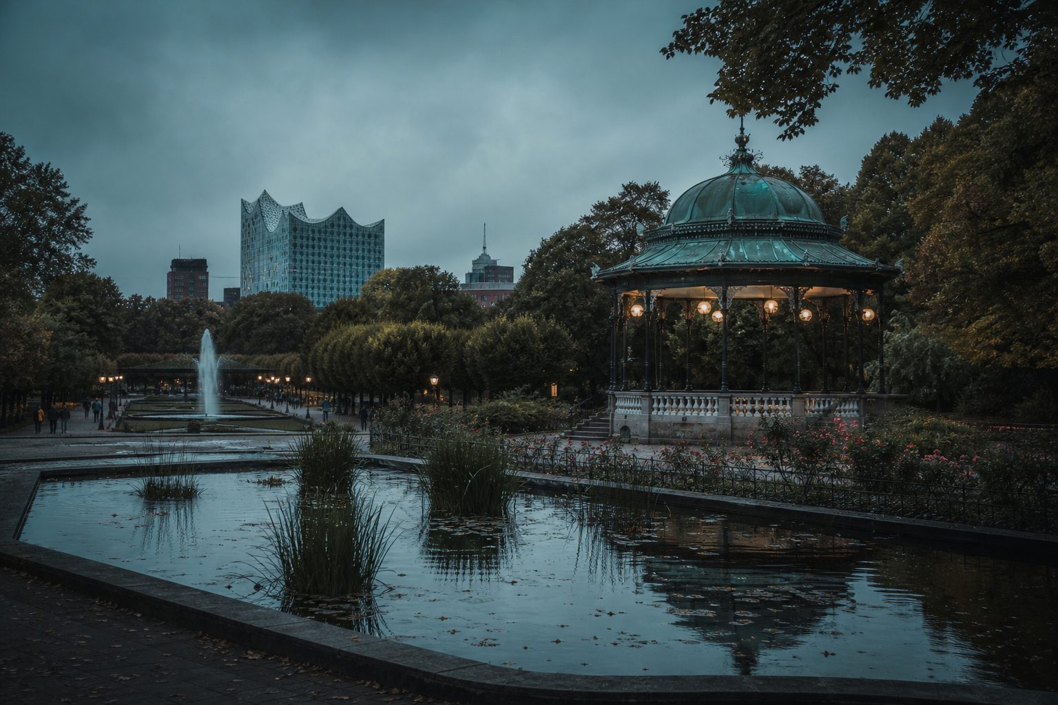 Parkanlage mit Wasserbecken und Wegen in Hamburg