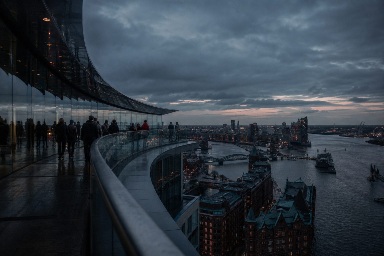 Besucher auf der Aussichtsterrasse der Elbphilharmonie