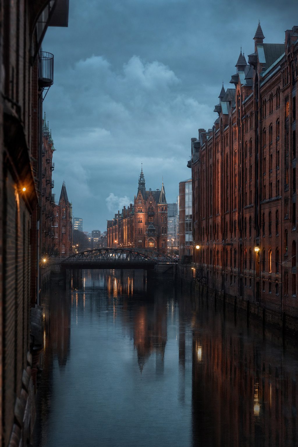 Speicherstadt in Hamburg bei Dämmerung